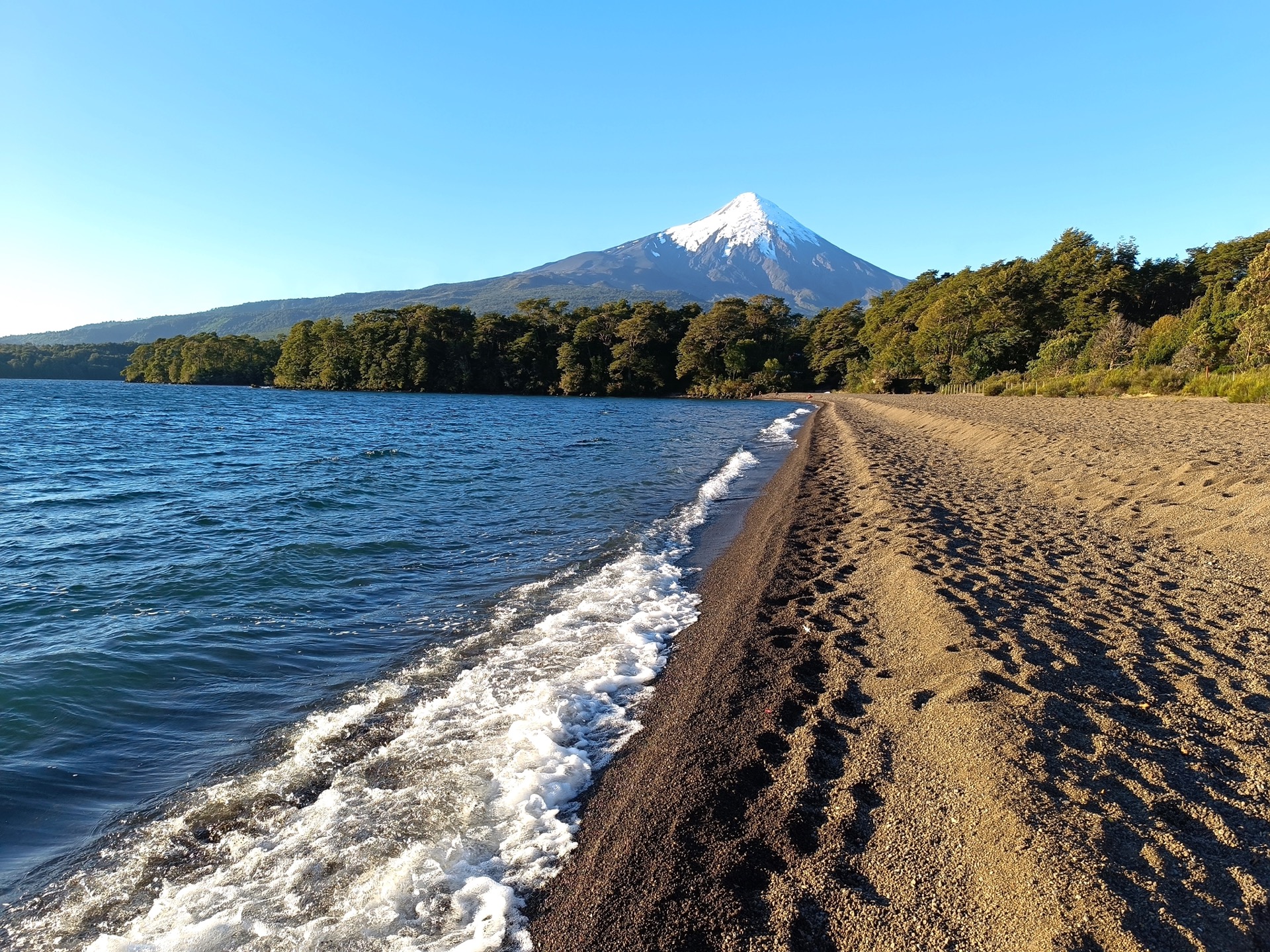 Lago Llanquihue y Volcán Osorno nevado, vista desde Puerto Varas, Región de Los Lagos, Chile